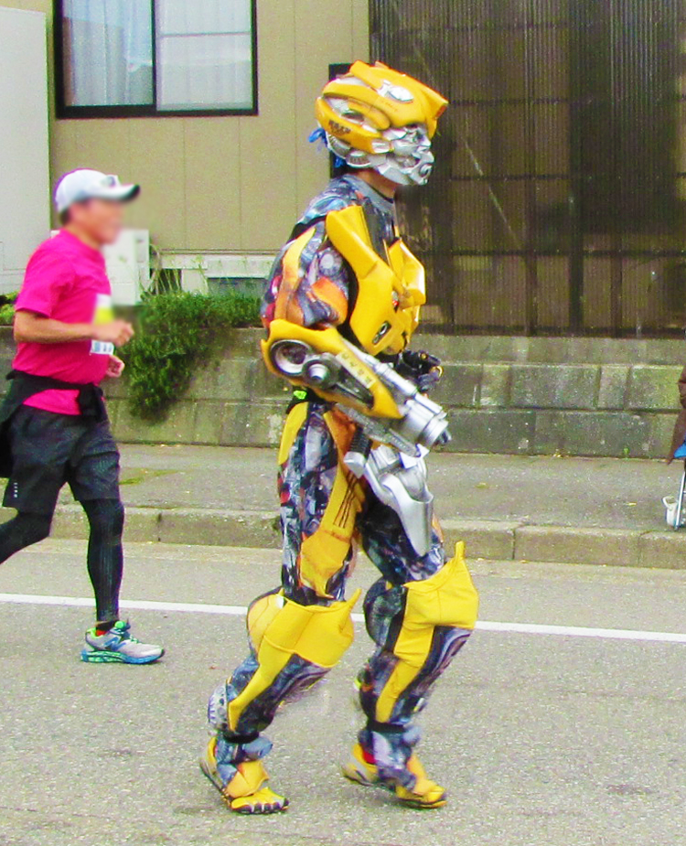 バンブルビー金沢マラソンコスプレランナー