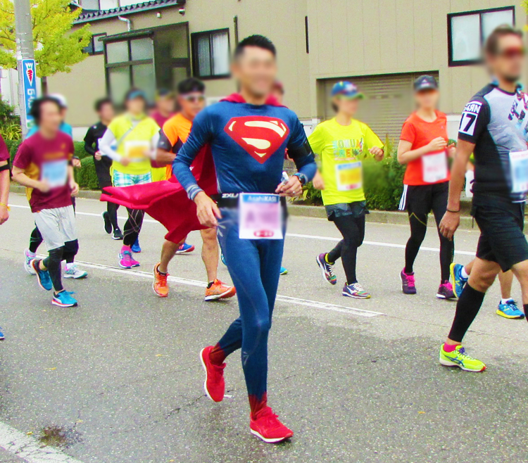 スーパーマン金沢マラソンコスプレランナー